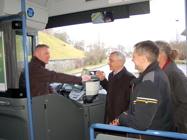 Bild vergrößern: Enrico Bartzsch (links) fährt auf den Linien im Vogtland. Viele gerade ältere Fahrgäste nutzen die neuen Verbindungen regelmäßig.