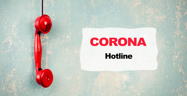 Bild vergrößern: Das ist ein roter Telefonhörer neben dem Schriftzug "Corona Hotline"