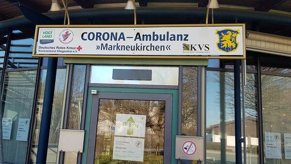 Bild vergrößern: Dieses Bild zeigt den Eingang der vierten Corona-Portalpraxis im Vogtlandkreis, der Corona-Ambulanz in der Musikhalle in Markneukirchen.
