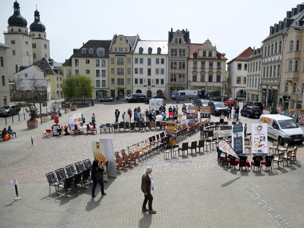 Bild vergrößern: Gute 30 vogtländische Gastronomen hatten auf dem Altmarkt in Plauen leere Stühle aufgereiht, um auf ihre Lage aufmerksam zu machen.