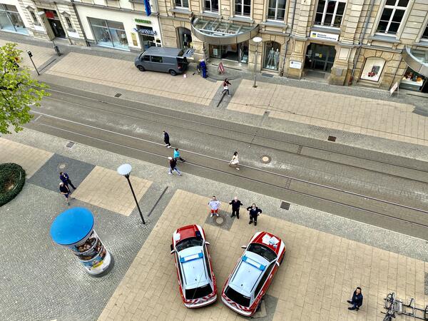 Bild vergrößern: Zu sehen ist der Bereich vor dem Landratsamt in Plauen von oben. Davor stehen zwei Autos des Brand- und Katastrophenschutzes Schutz-Autos zu einem V aufgestellt.