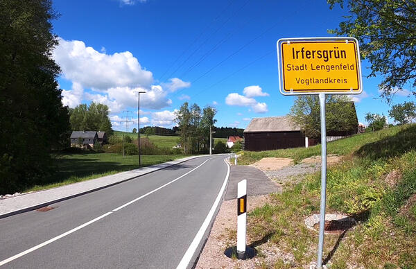 Bild vergrößern: Der 2,2 Kilometer lange Abschnitt der Stangengrüner Straße ist nun  wieder befahrbar.