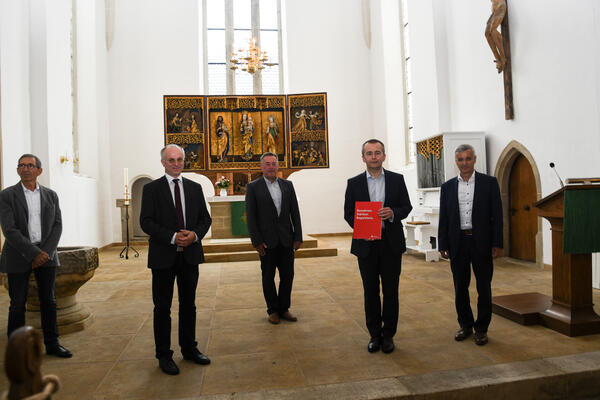 Bild vergrößern: Pfarrer Hans-Jörg Rummel (zweiter von links) freute sich über die Förderzusage der Ostdeutschen Sparkassenstiftung und der Sparkasse Vogtland.