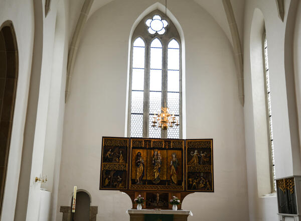 Bild vergrößern: Ende des 19. Jahrhunderts wurde die Kirche mit Bleiglasfenstern ausgestattet, die bei der Bombardierung Plauens im Zweiten Weltkrieg zerstört wurden.