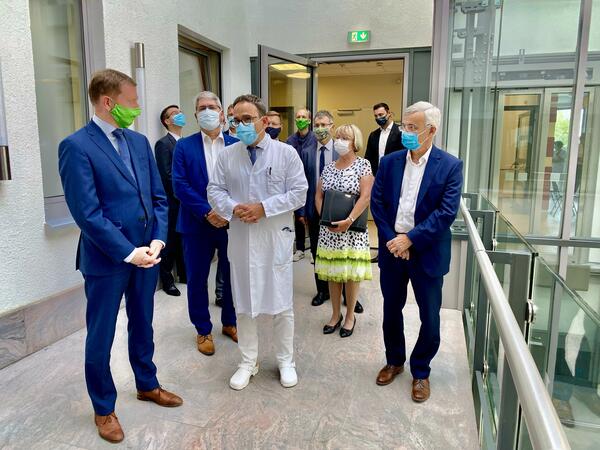 Bild vergr&ouml;&szlig;ern: Der Ministerpr&auml;sident im Gespr&auml;ch mit Landrat Rolf Keil und der Klinikleitung.