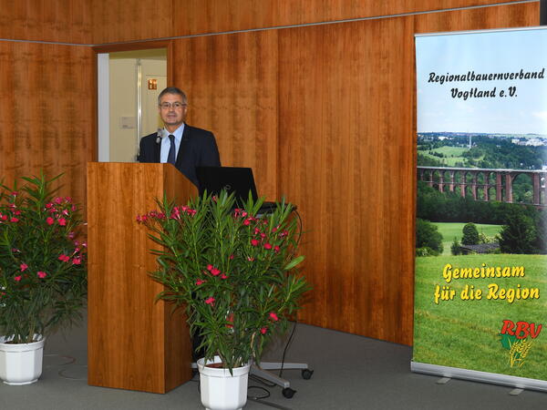 Bild vergrößern: Landkreis-Beigeordnete Dr. Uwe Drechsel würdigte in einem Grußwort die Leistungen der jungen Land- und Tierwirte.