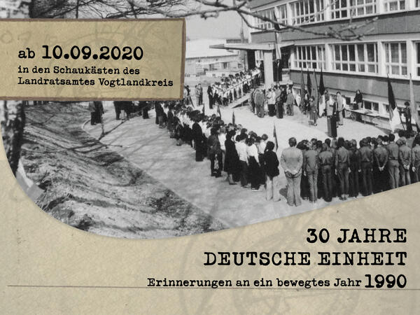 Bild vergrößern: Die Grafik zeigt eine schwarz-weiß Fotografie aus DDR-Zeiten. Viele Menschen stehen im Kreis und lauschen einer Rede.