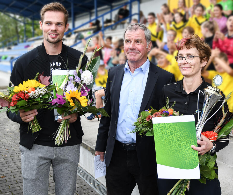 Bild vergrößern: Leichtathlet Sebastian Hendel (links) und Geherin Brit Schröter (rechts) nahmen ihre Auszeichnungen von Volkhardt Kramer (Mitte) entgegen.