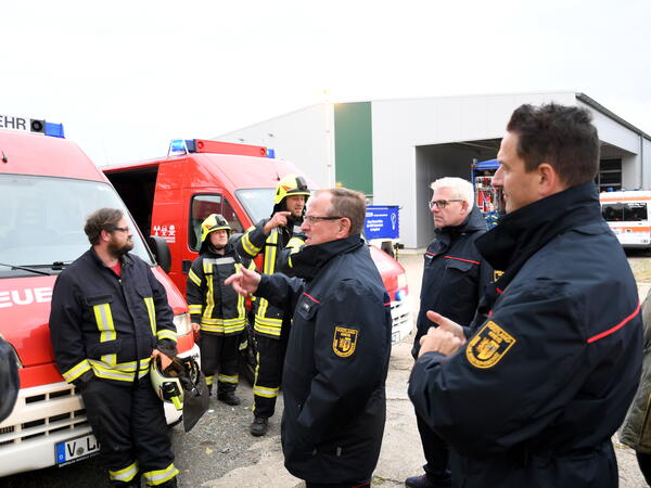 Bild vergrößern: Sachgebietsleiter Brand- und Katastrophenschutz Ingo Glaß (Mitte) bei der Einweisung der Zugführer.