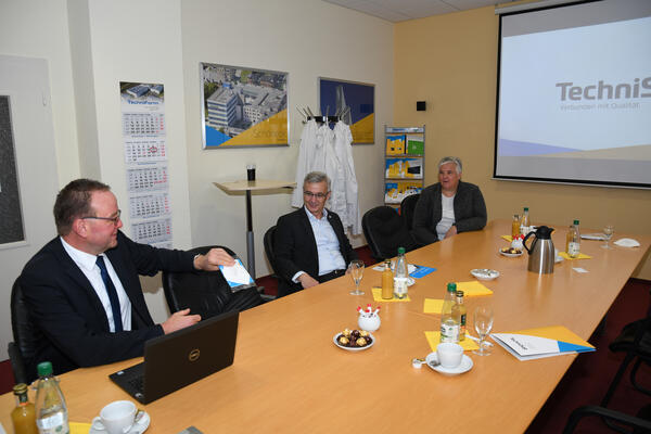 Bild vergrößern: Landrat Rolf Keil (mitte) im Gespräch mit Firmenchef Steffen Gierth (links) und Petra Schlüter (rechts) von der Arbeitsagentur Plauen.