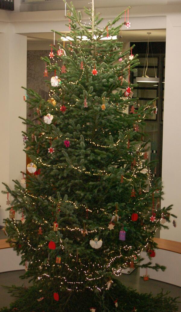 Bild vergrößern: Weihnachtsbaum in Foyer des Landratsamtes