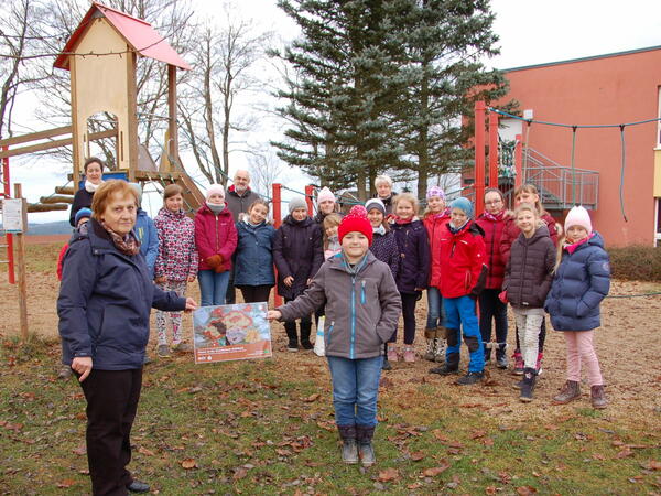 Die Gesch&auml;ftsf&uuml;hrerin des Naturparks Erzgebirge/Vogtland Sigrid Ullmann &uuml;bergibt den Preis als Elias Huster von der Grundschule Gr&uuml;nbach. 