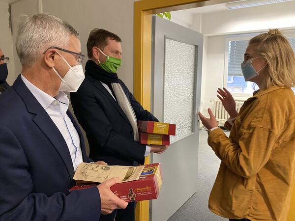 Cynthia Siegel vom Corona-Team im Gespr&auml;ch mit Ministerpr&auml;sident Michael Kretschmer und Landrat Rolf Keil 