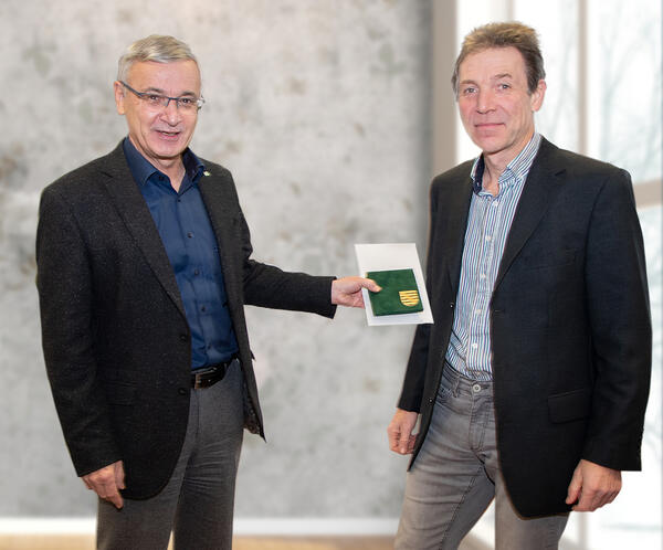 Bild vergrößern: Landrat Rolf Keil (l.) übergibt die Medaille »Sachsen - Land der Friedlichen Revolution" an Thomas Findeis.