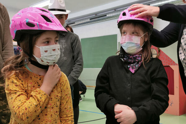 Bild vergrößern: Zwei Mädchen tragen rosa Fahrradhelme