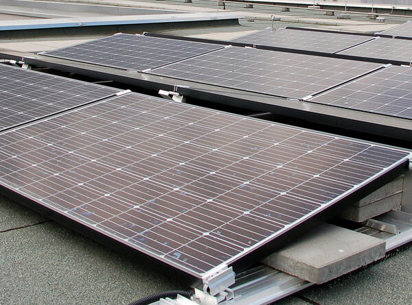 Bild vergrößern: Auf dem Bild sieht man die Photovoltaikanlage auf dem Dach des Landratsamtes Vogtlandkreis am Postplatz 5.