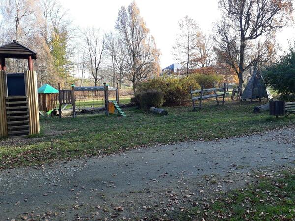 Bild vergrößern: Auf dem Spielplatz in Ellefeld wird ein barrierefreies Spielgerät aufgebaut