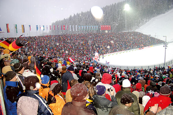 Bild vergrößern: Das Bild zeigt einen Weltcup in der Vogtland Arena Klingenthal. Das Satdio ausgebucht und es sind zahlreiche Zuschauer zu sehen.