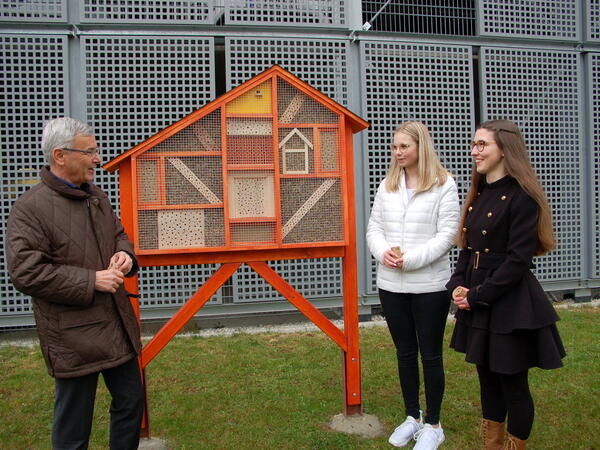 Bild vergrößern: Landrat Rolf Keil und die beiden Klimascouts Anni Rolle und Larissa Armbruster weihten gemeinsam das Bienenhotel vor dem Parkhaus des Landratsamtes in Plauen ein.