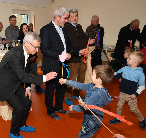 Bild vergr&ouml;&szlig;ern: Auf dem Bild sieht man Landrat Rolf Keil mit den Kindern der Kita "Zwergenland".