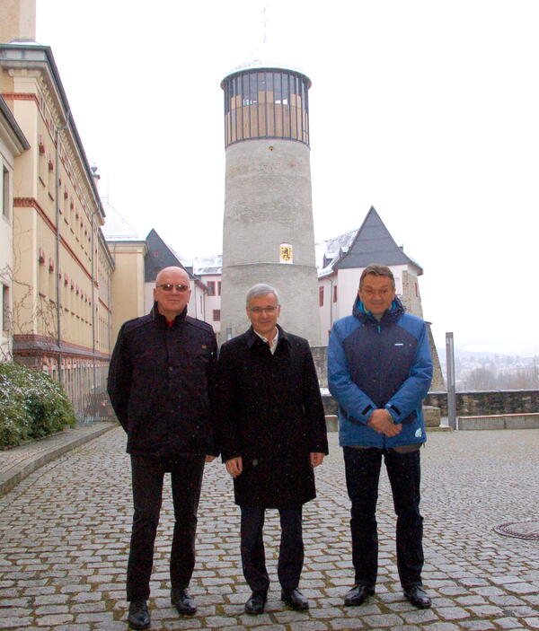 Bild vergrößern: Landrat Rolf Keil (Mitte) mit Mirosław Gębski, Landrat des Landkreises Kielce (rechts) und Stefan Bąk, Mitglied des Vorstandes des Kreistages Kielce (links) auf Schloss Voigtsberg in Oelsnitz.