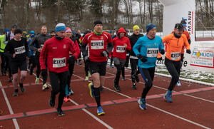 Bild vergr&ouml;&szlig;ern: Auf dem Bild sieht man den Start zum 53. G&ouml;ltzschtal-Marathon