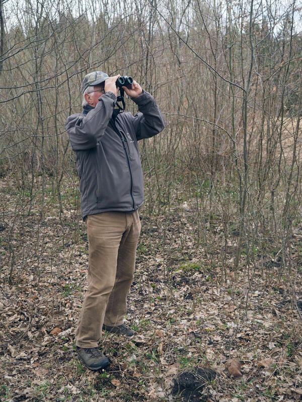 Bild vergrößern: Ornithologe Michael Thoß bei der Vogelbeobachtung.