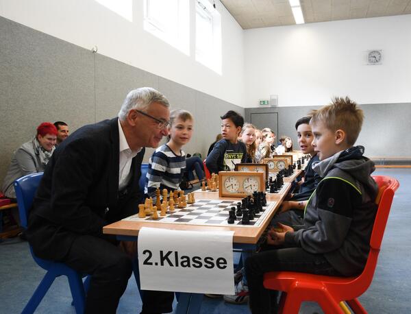 Bild vergrößern: Landrat Rolf Keil im Gespräch mit den schachbegeisterten Kindern.