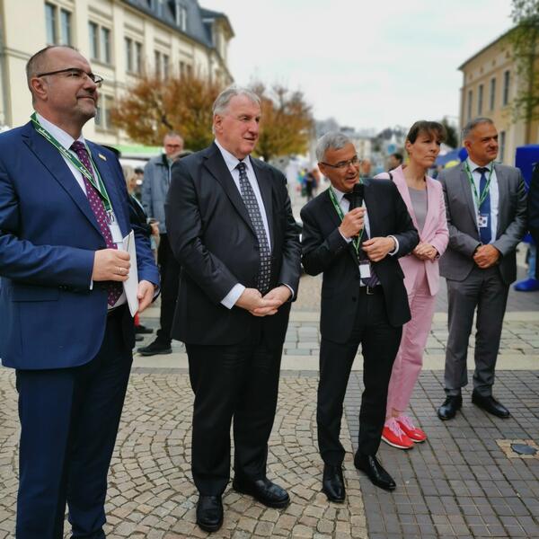 Bild vergrößern: Landrat Rolf Keil hat gemeinsam mit Vertreterinnen und Vertretern der Stadt Plauen sowie Euregio Egrensis den Europatag 2022 eröffnet.