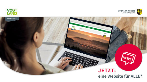 Das BIld zeigt eine Frau, die einen Laptop auf dem Scho&szlig; hat und in einer gem&uuml;tlichen Pose auf der neuen, barrierefreien Website des Vogtlandkreises surft.