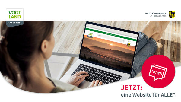 Das BIld zeigt eine Frau, die einen Laptop auf dem Schoß hat und in einer gemütlichen Pose auf der neuen, barrierefreien Website des Vogtlandkreises surft.