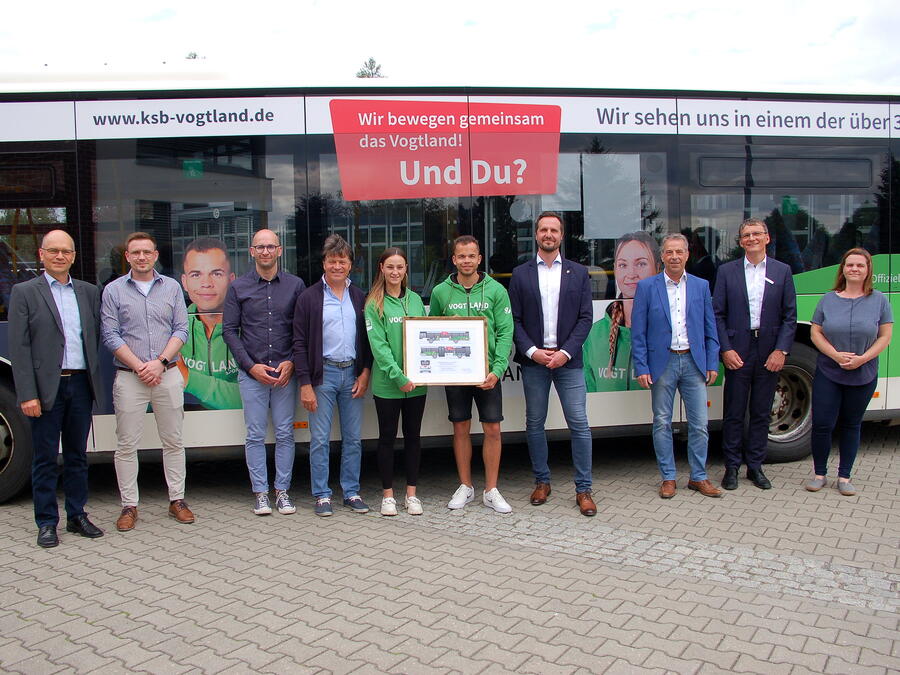 Bild vergrößern: Die Initiatoren der Kampagne  vor dem Sport-Bus-Vogtland