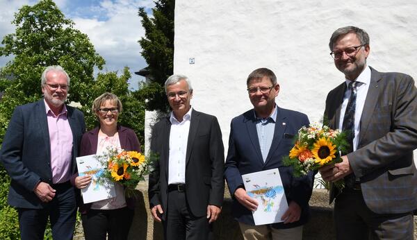 Bild vergrößern: Landrat Rolf Keil gratulierte den beiden Teilnehmern bei "Unser Dorf hat Zukunft 2022". Wohlhausen landete auf dem 1. Platz, Rotschau  belegte Platz 2.