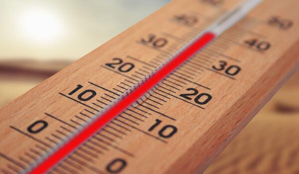 Thermometer das Hitze anzeigt  