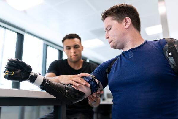 s Bild zeigt einen Mann, dem eine Armprothese angepasst wird.