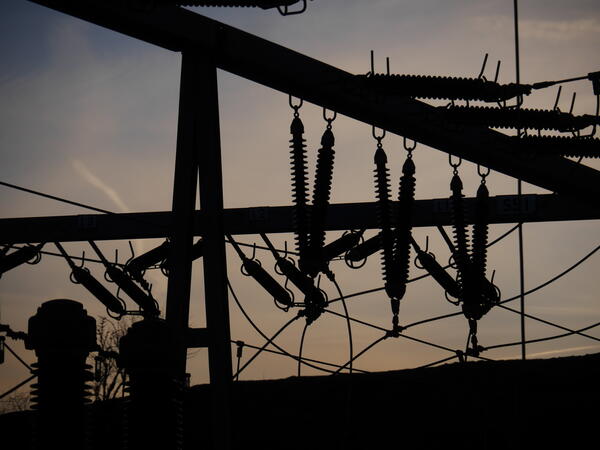 Das Bild zeigt Teile eines Elektrizitätswerkes im Dämmerlicht. 