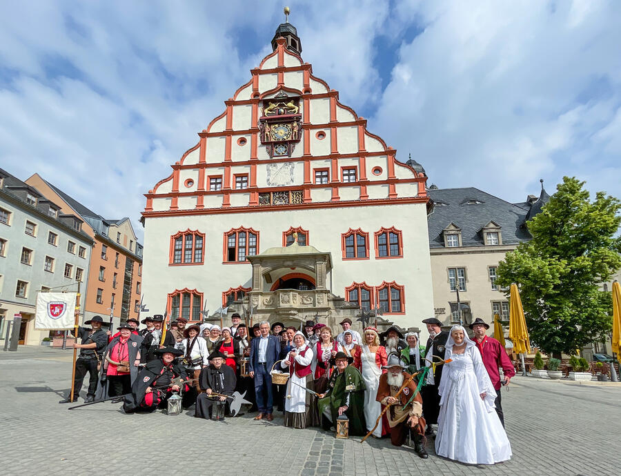 Bild vergrößern: Zum Gruppenfoto traf man sich mit Landrat Rolf Keil (Mitte) vor dem Alten Rathaus in Plauen.