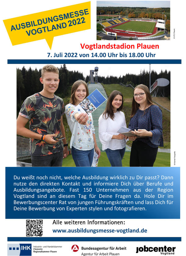 Bild vergrößern: Das Bild zeigt das Plakat zur diesjährigen Ausbildungsmesse Vogtland. Vier Jugendliche (drei Mädchen und ein Junge) stehen vor der Schanze der Vogtlandarena in Klingenthal. Sie halten einen Flyer in die Kamera.