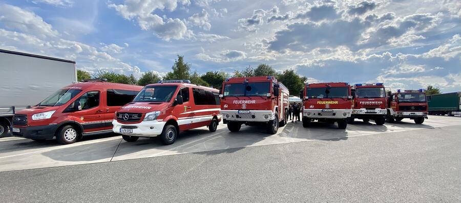 Bild vergrößern: Das Bild zeigt sechs Feuerwehrautos.