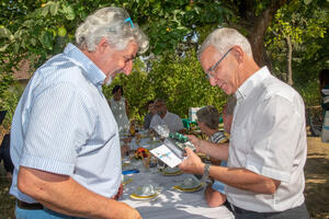 Bild vergrößern: Auerbachs Ex-Oberbürgermeister Manfred Deckert (links) erhielt sein Dankeschön aus den Händen von Landrat Rolf Keil.
