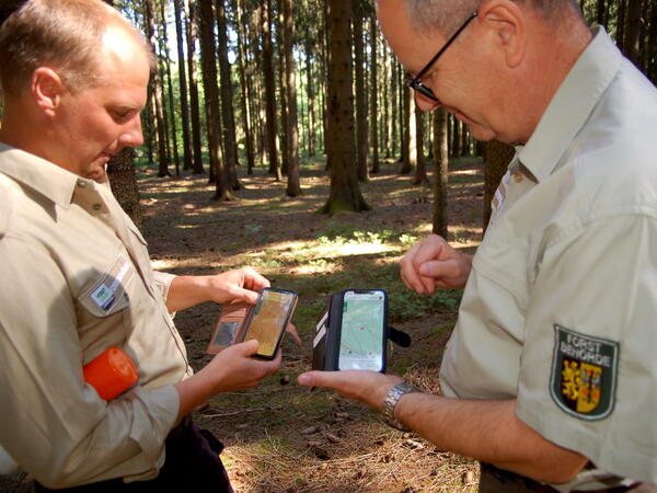 Revierförster Sebastian Brand (links) und Kay Oertel Leiter der Forstbehörde (rechts)  tragen Befallsherde in das Geoportal ein 