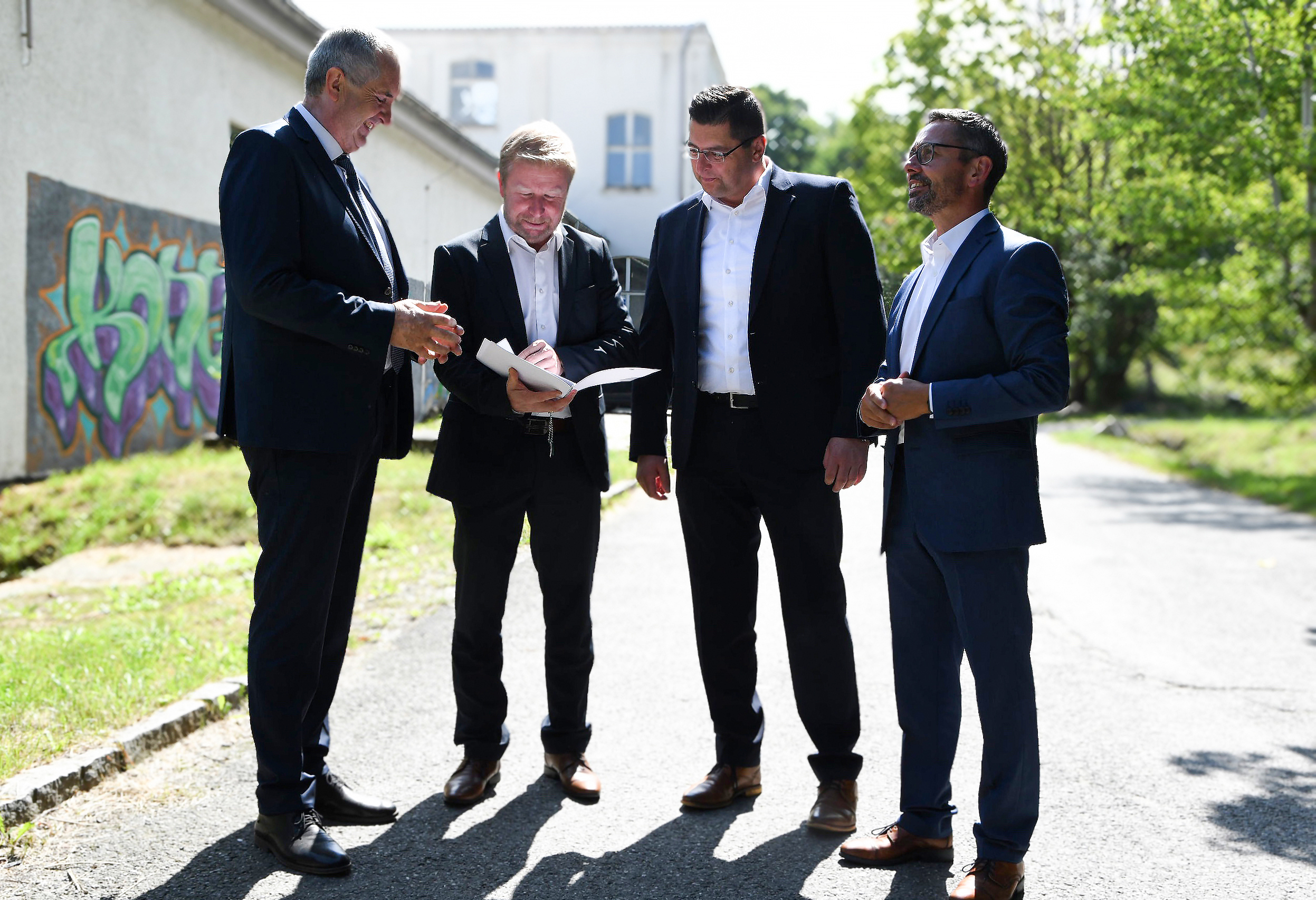 Bild vergrößern: Staatsminister Thomas Schmidt überreichte  Landrat Thomas Hennig und Bürgermeister Marco Siegemund den Fördermittelbescheid.