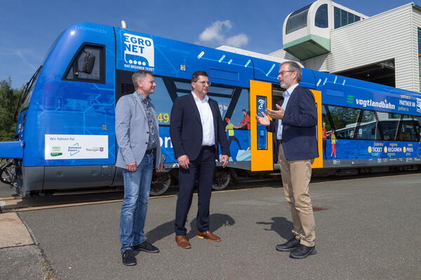 Bild vergrößern: EgroNet-Geschäftsführer Michael Barth, Landrat Thomas Hennig und Länderbahn-Geschäftsführer Wolfgang Pollety (von links nach rechts) vor dem RegioShuttle der Vogtlandbahn.