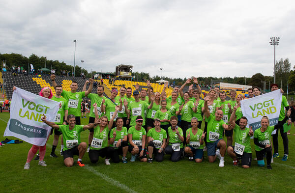 Das Laufteam des Vogtlandkreises beim Volksbank-Firmenlauf 2022