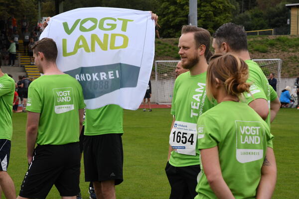 Bild vergrößern: Wir halten die Fahne für das Vogtland hoch: das Laufteam der Landkreisverwaltung war mit 40 Personen vertreten.