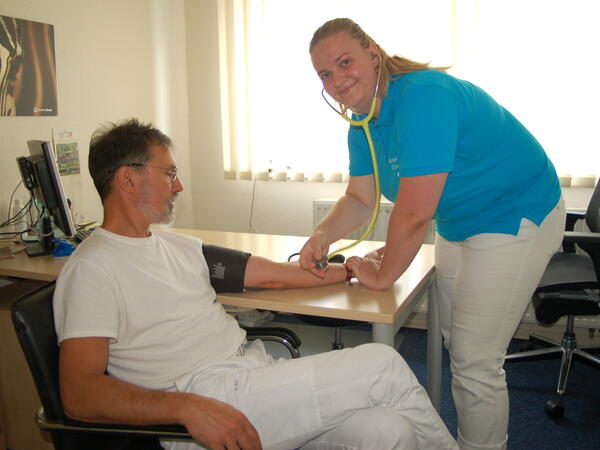 Bild vergrößern: Dr. Udo Junker von der Gemeinschaftspraxis Fischer und Junker in Plauen, ließ sich gerne für ein Foto von Medizinstudentin Chiara Fischer den Blutdruck messen.