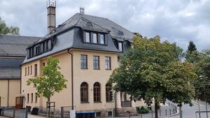 Bild vergrößern: Das Bild zeigt das Rodewischer Rathaus. Auf dem Dach befindet sich eine der neuen Sirenen.