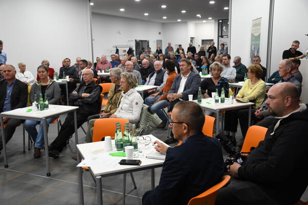 Das Bild zeigt das Publikum der Veranstaltung "Hennig direkt"