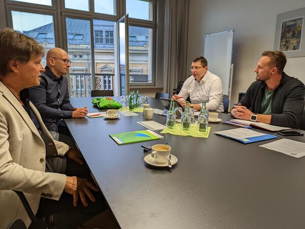 Landrat Thomas Hennig (2.von rechts) im Gespräch mit Vertretern des Kreissportbundes Vogtland. 