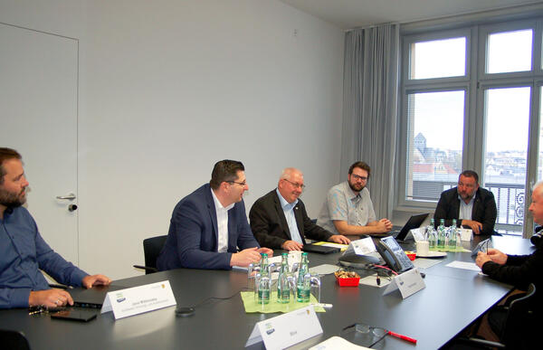 Landrat Thomas Hennig (zweiter von links) stellte die ersten beiden Online-Anträge gemeinsam mit Vertretern der Landkreisverwaltung den Medien vor.